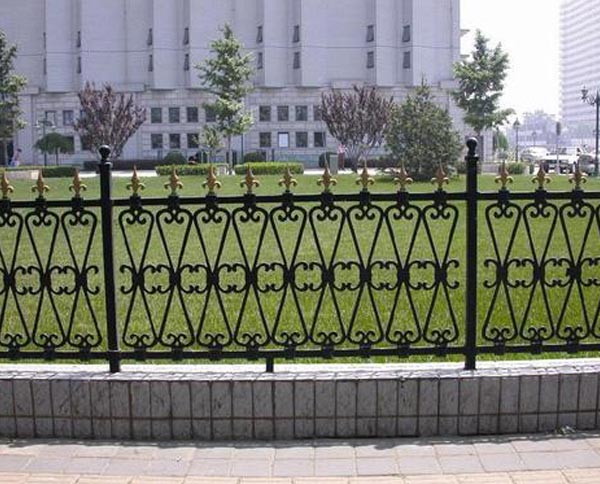十堰鐵藝護欄有哪些優(yōu)缺點以及維護方式呢？